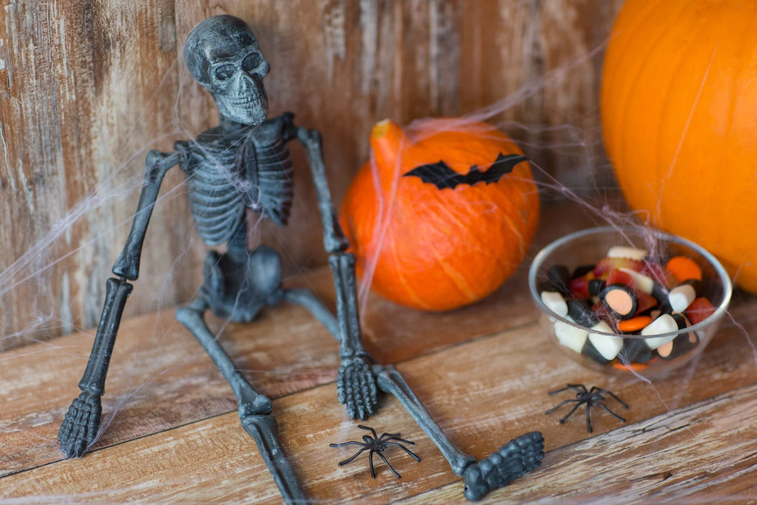 Mainan tengkorak atau kerangka tulang sebagai penambah dekorasi halloween