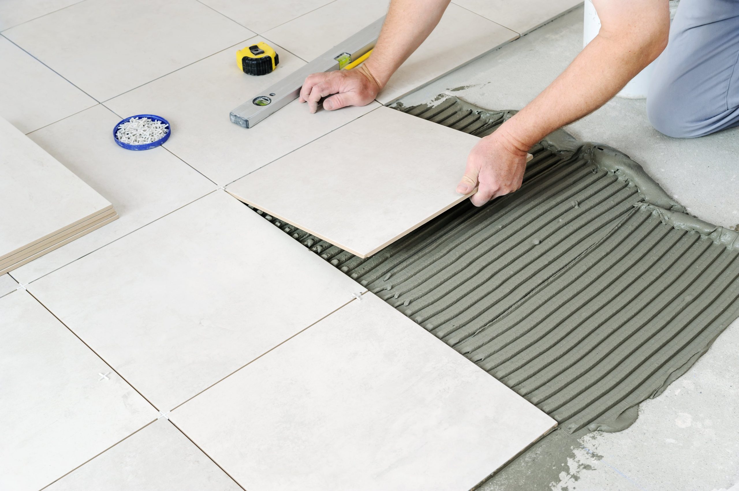 5 Langkah Mudah Memasang Keramik Lantai Rumah dengan Benar